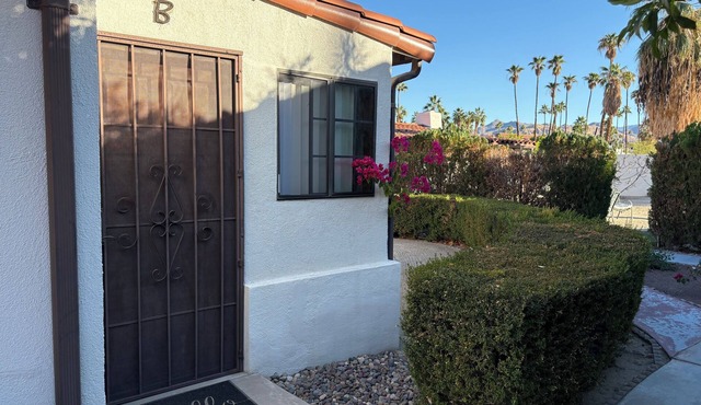 Villa B - a cozy studio with kitchen a minute away from downtown Palm Springs!