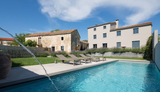 Villa B2 - Six Bedroom Villa with Pool