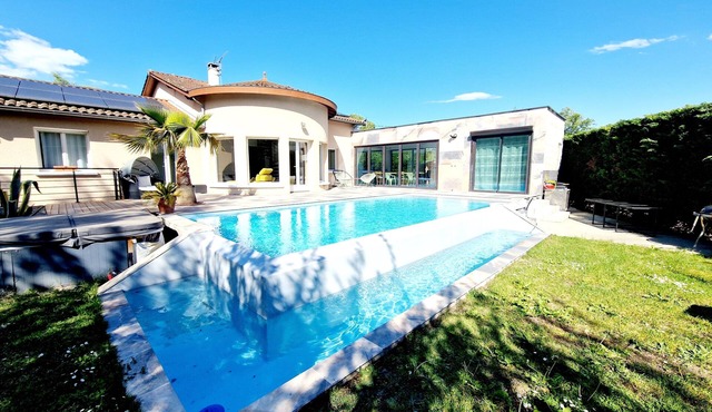 Villa banks of the Saône in Collonges-Mt-d'Or: Swimming pool, Chalet and Garden