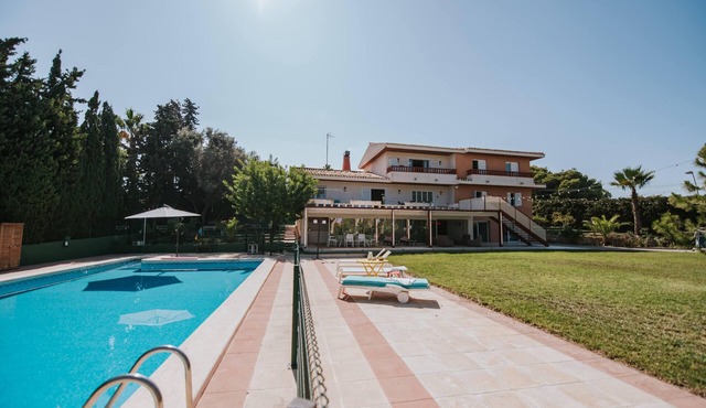 Villa Balcón Rosa con Vistas a Torrevieja: Piscina, Sala de Juegos y Mucho Más!