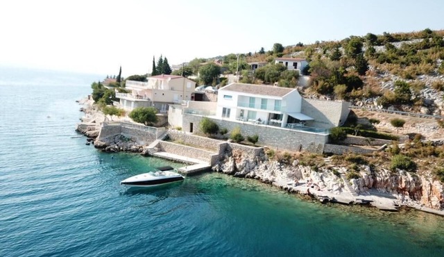 Villa Basthel with heated pool, jacuzzi, sauna, boat mooring possibility
