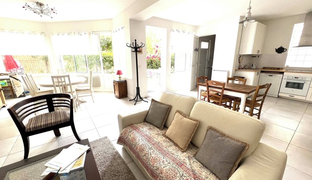 VILLA BEACH ENTRANCE - Full ground floor with free parking