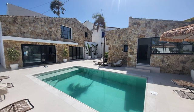 Villa 'Beachfront' with Sea View, Wi-Fi and Air Conditioning