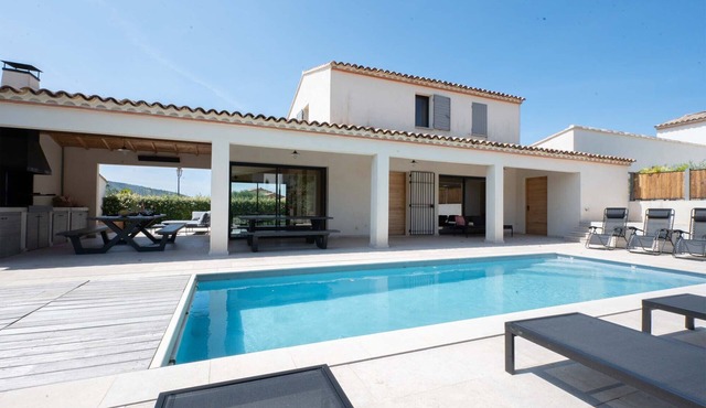 Villa Beau Provence – Stylish design villa with heated pool, outdoor kitchen & stunning views near Mont Ventoux