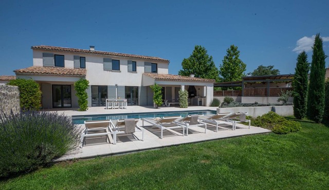Villa Beaumont – Luxury holiday villa in Malaucène with heated pool and Mont Ventoux views
