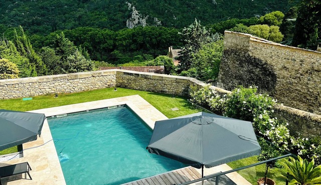 Villa Beauregard center Uzès with view on the heure valley and swimming pool