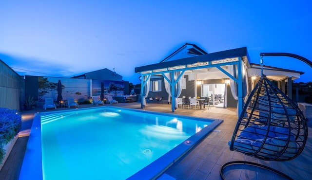 Villa Beauty with Heated Pool, Sauna and Hot tub