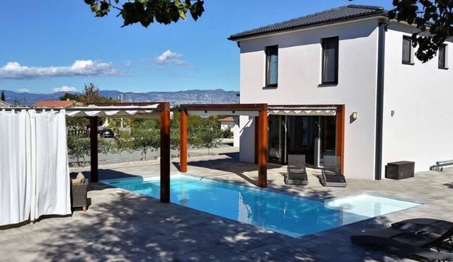 Villa Beeches with heated pool