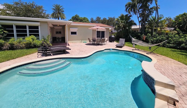 Villa Bella -Familly-Home w/Heated Pool, near to the Beach