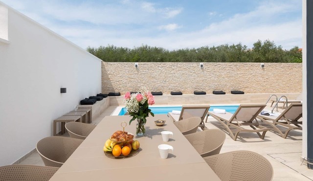 Villa Bellatrix 1 & 2 - 2 heated pools & jacuzzi, quiet area, family