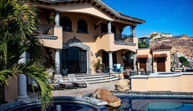 Villa Beltramo- Captivating Views, Moments From Downtown, Luxury Paradise