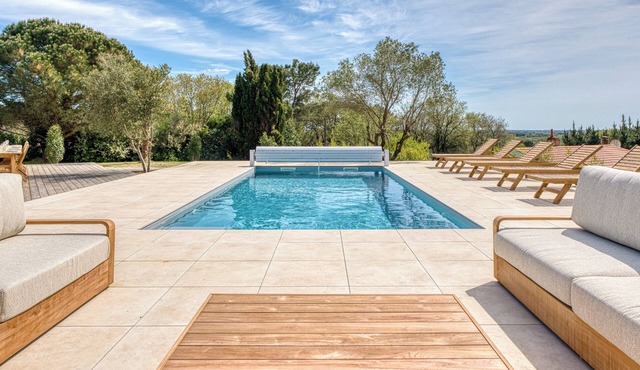 Villa Belvédère: Heated Pool, Spa, Panoramic View, Boule pitch, Sleeps 15