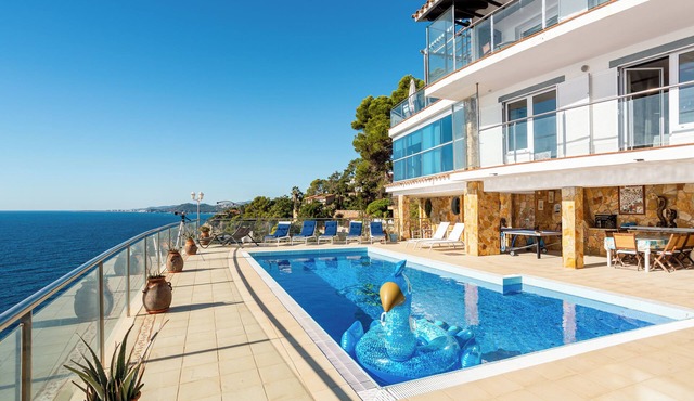 Villa "Bergantin" with Sea View, Pool & Wi-Fi