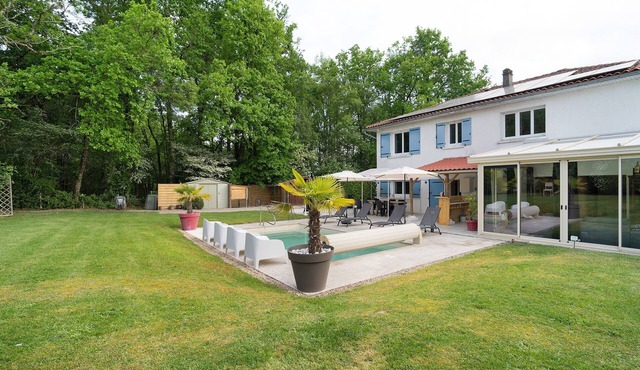 Villa Berthelots with Private Pool in Southern Charente