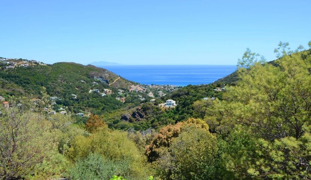 Villa between sea and mountains