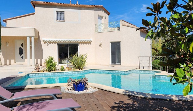 Villa between sea and scrubland quiet with large pool