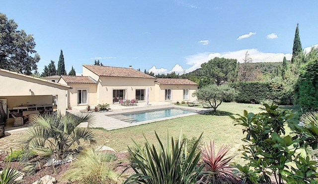 Villa between Avignon, St Rémy and L'Isle-sur-la-Sorgue