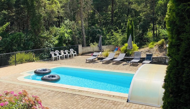 Villa between land and sea with swimming pool