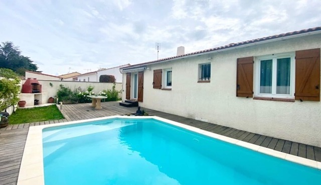 Villa between sea and mountain