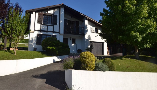 Villa between sea and mountain, near border