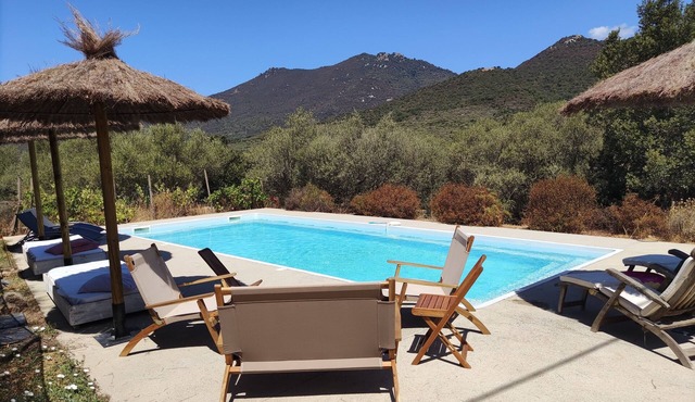 Villa between sea, river and mountains, in a lovely wine-growing estate