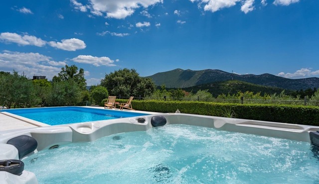 VILLA BEYBE with Jacuzzi, a private 50sqm pool, Billiard, free WIFI, 3 bedrooms