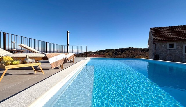 Villa Billubium-Authentic Stone Villa with Private Heated Pool