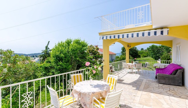 Villa Bind Twin Room with Patio and Garden View R1