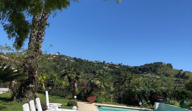 Villa bio climatique " dolce vita " piscine sur les hauteurs de Nice.