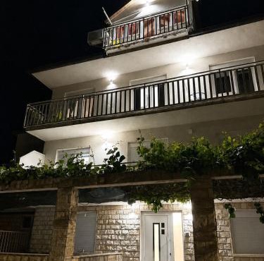Villa Black & White
