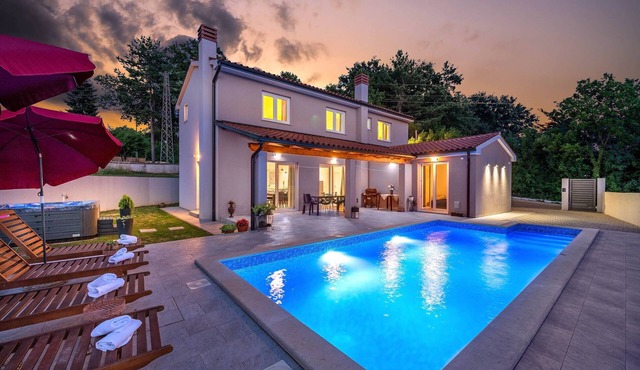 Villa Blaise with Pool, 4 Bedrooms with 4 Private Bathrooms, Hot Tub