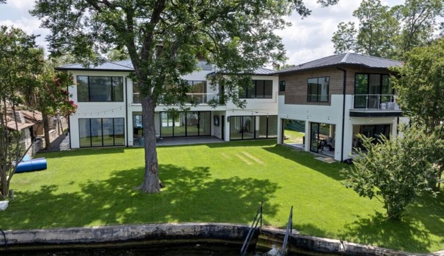 Villa Blanca – Luxury Lakefront Villa with Private Dock and optional Boat Lift