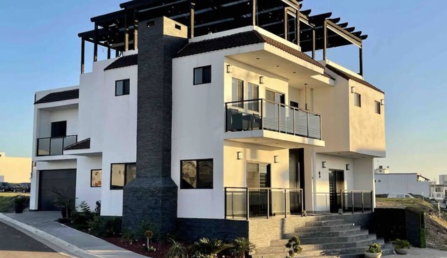 VILLA BLANCA Luxury property,180° Ocean Views.