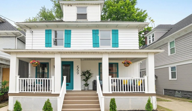 Villa Blanca - Your In-Town Stay in Erie - Fully Equipped 4 Bedroom/2 Bath Home.