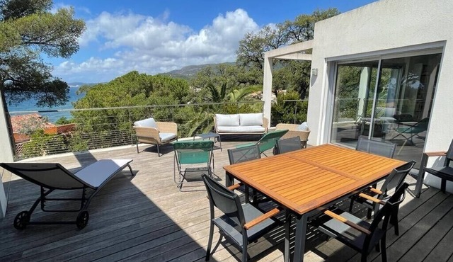 Villa blanche Aloha – Modern villa with sea view & private beach in Cavalière