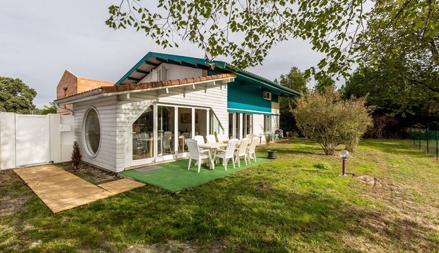 Villa 'Bleue' with Private Terrace, Wi-Fi and Air Conditioning