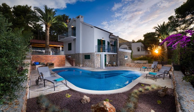 VILLA BLUE & GREEN, holiday home near the sea