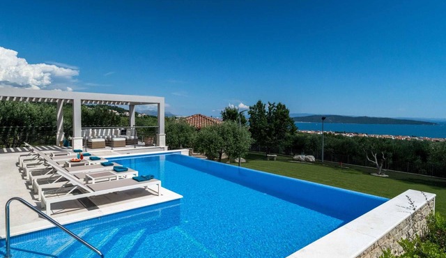 Villa Blue Ivy with Heated Pool