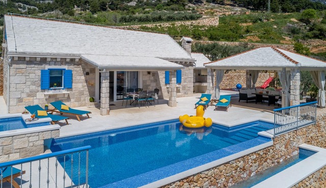 Villa Blue Sky - Three Bedroom Villa with Pool