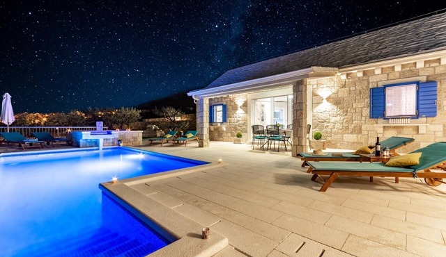 Villa Blue Sky - Three Bedroom Villa with Pool