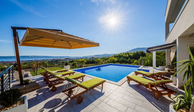 Villa Blue Wave , 8 bedrooms, 8 bathrooms, 2 swimming Pool, amazing Sea view