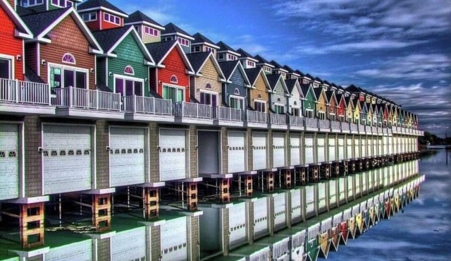 Villa & Boathouse on quiet bay with marina acess- short walk or bike to Alex Bay