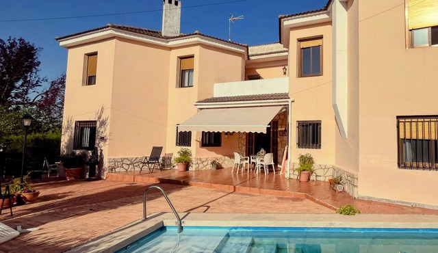Villa Bobal - Exclusive getaway with pool, BBQ, wine and nature