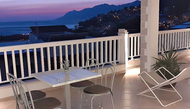 Villa Bonaca vacation apartment with a wonderful sun terrace and sea view