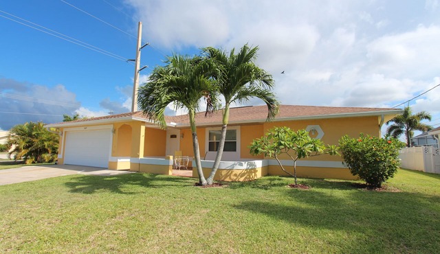 Villa Bonita - Sleeps 8. Pool w. view over the canal. Gulf access.