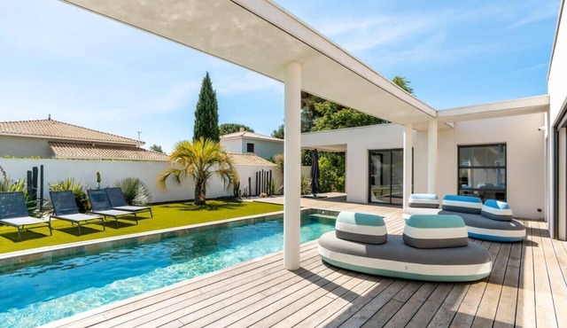 Villa Boston | Pool, Sauna, Walk to Beach