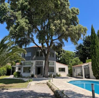 Villa bourgeoise avec piscine et salle de sport