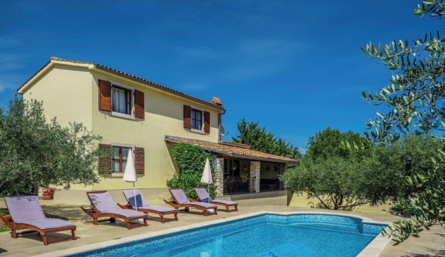 Villa Braidizza * fenced garden, private pool, terrace, free WiFi