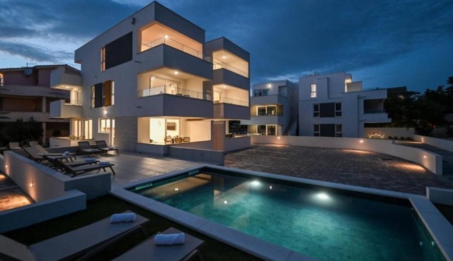 Villa Break B with a private pool for 37 people