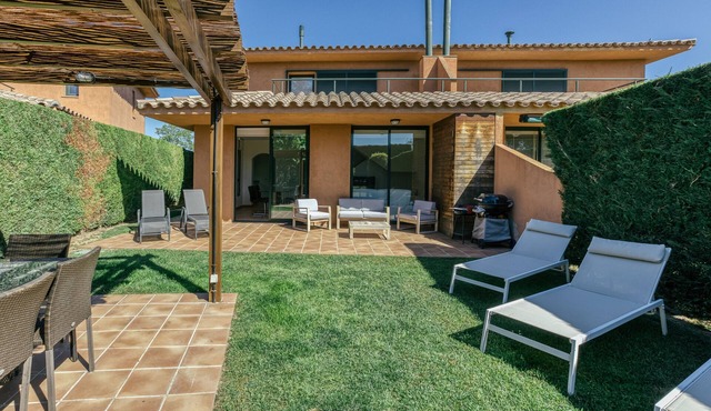 Villa Brenda Torremirona Resort with Shared Pool, Garden, Terraces, BBQ & Wi-Fi